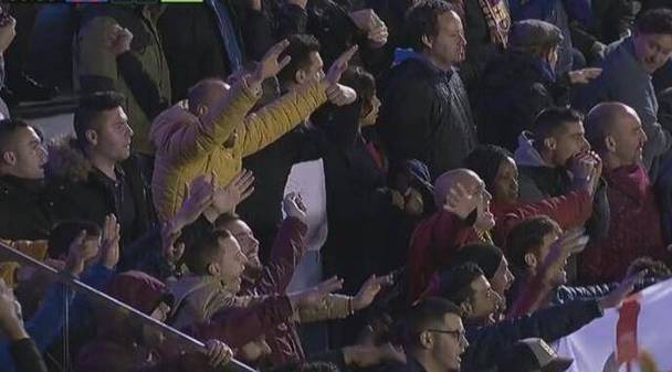 梅西破门后全场球迷举手膜拜