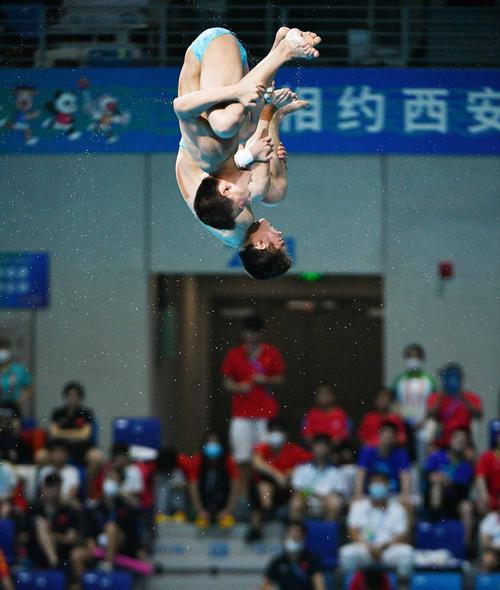 直播:跳水男双10米台决赛
